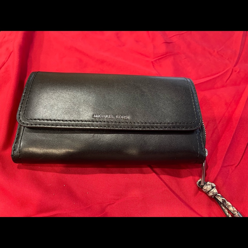 Michael Kors leather bag with matching wallet set. Cute bag for any occasion. - Picture 15 of 16